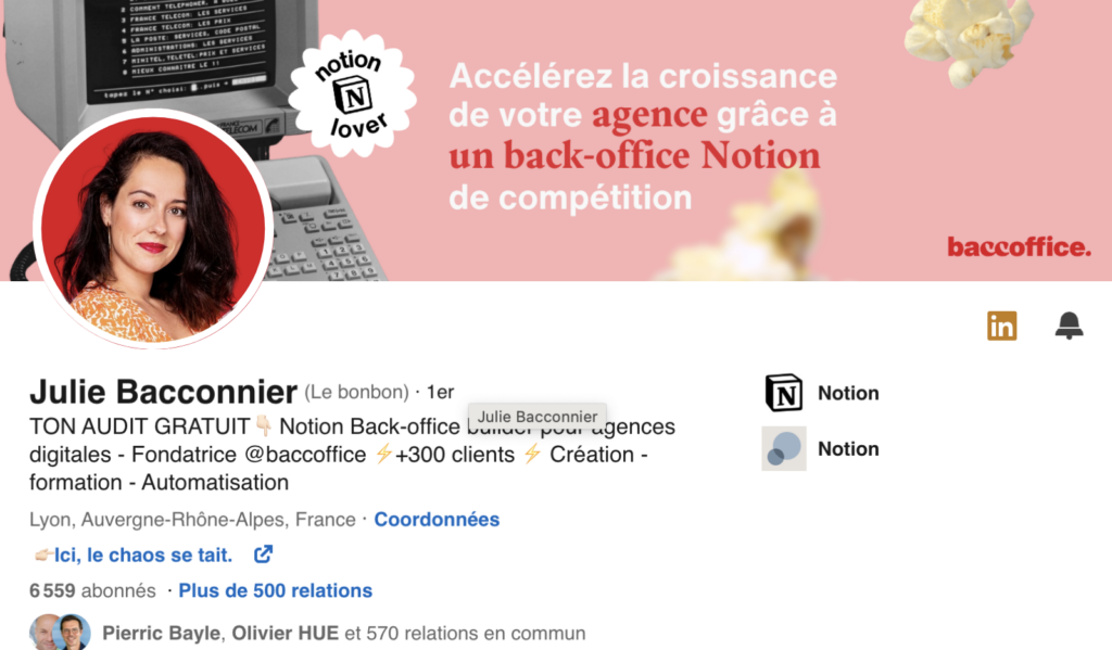 La nouvelle bannière LinkedIn de Julie Bacconnier, notre cliente. Elle montre un exemple de déclinaison de son identité graphique.